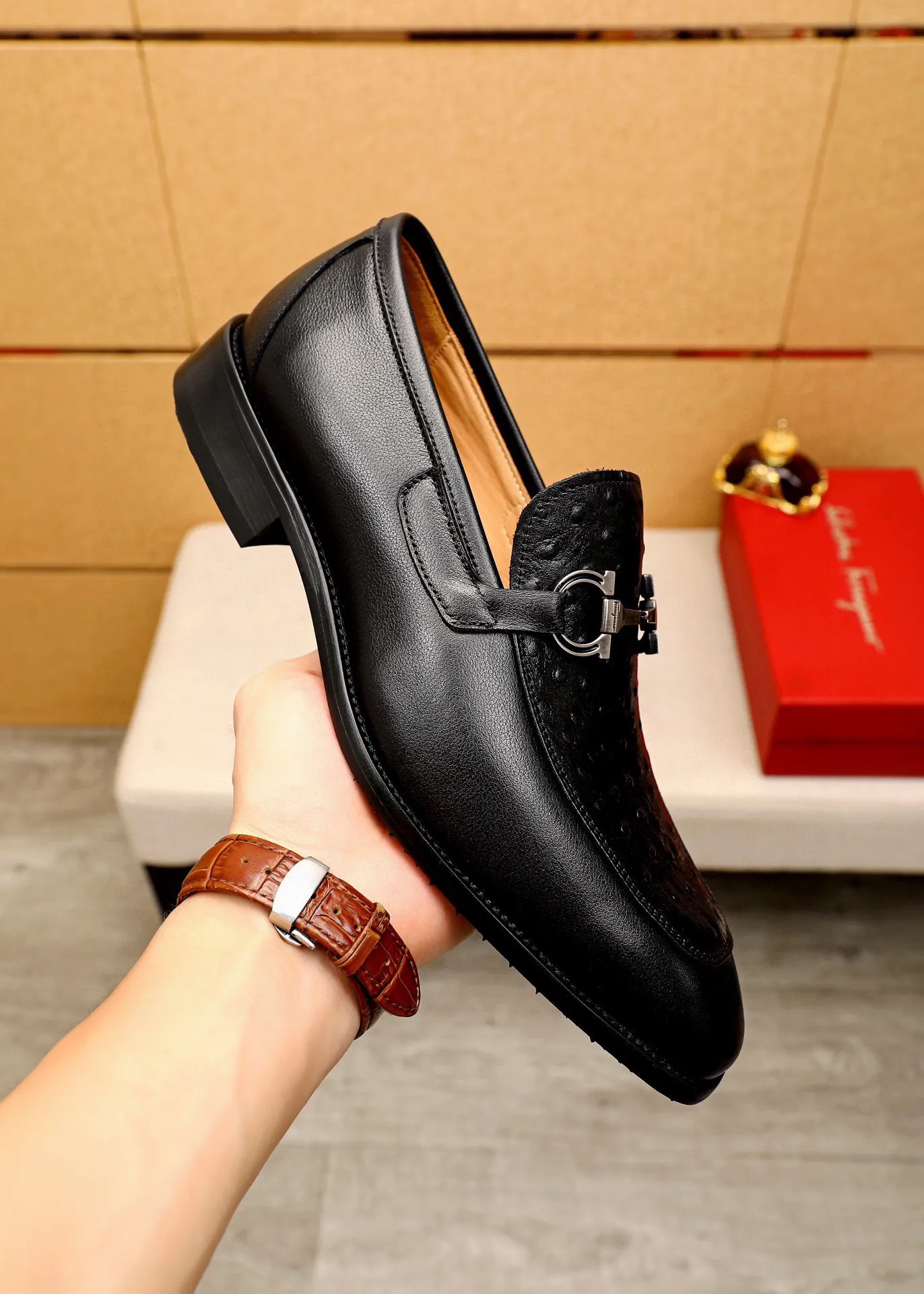 Men's shoes 💰460 💐 Product trademark: Ferragamo "Ferragamo" casual leather shoes Regular size: 38-44 (custom-made for 45🉑️) Product materials: Selected imported first-layer calfskin embossed upper + original hardware buckle, imported water-dyed cowhide leather lining. Strong three-dimensional visual effect, combined outsole Color: 1⃣️color optional